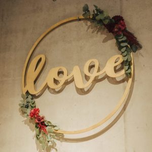 Dekoring "love" in gold