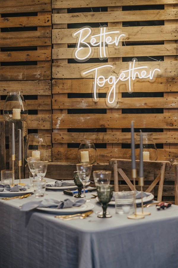 Neon Schriftzug "Better Together"