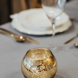 Goldene kugelförmige Teelichthalter gesprenkelt