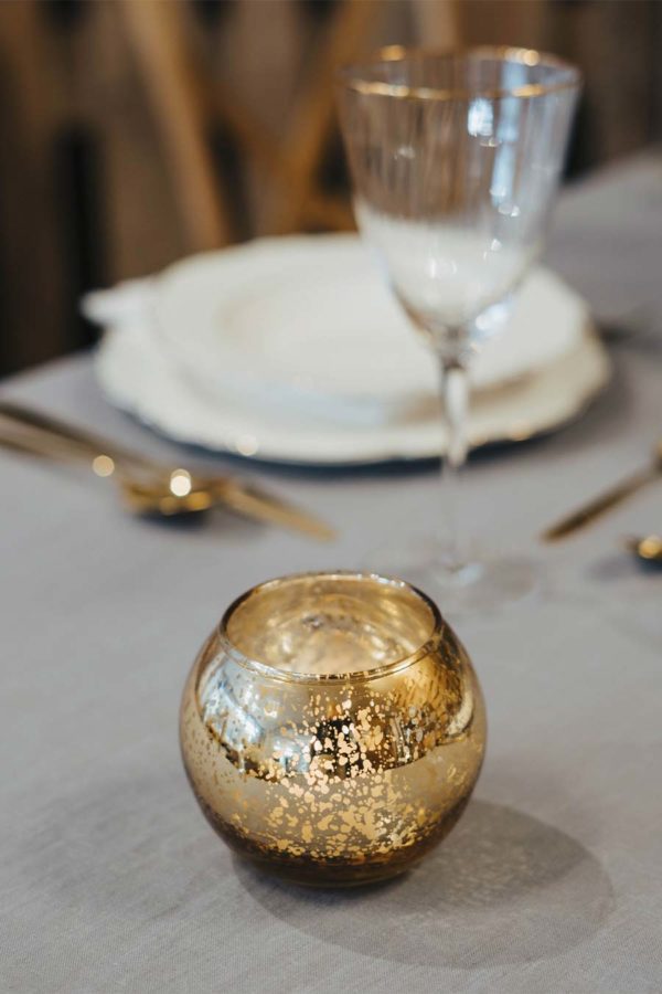 Goldene kugelförmige Teelichthalter gesprenkelt