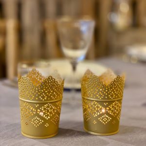 Windlicht in Gold mit Lochmuster