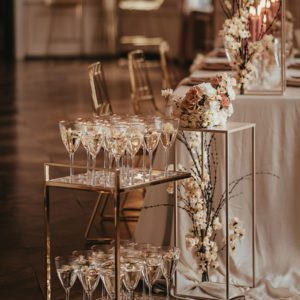 Servierwagen in gold mit Spiegelplatte