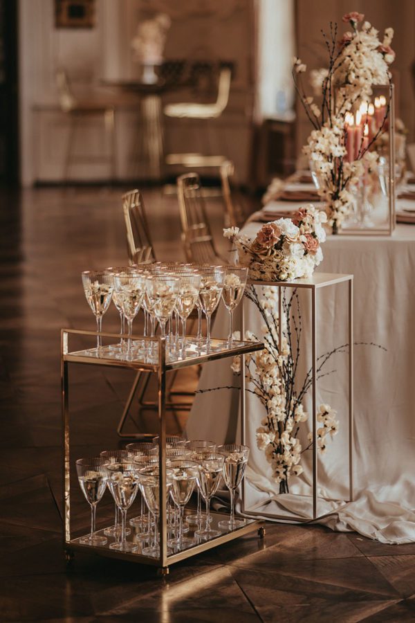 Servierwagen in gold mit Spiegelplatte