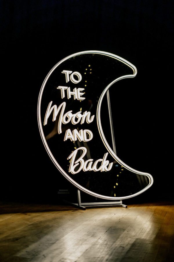 Neon Schriftzug "To the moon and back", 100cm
