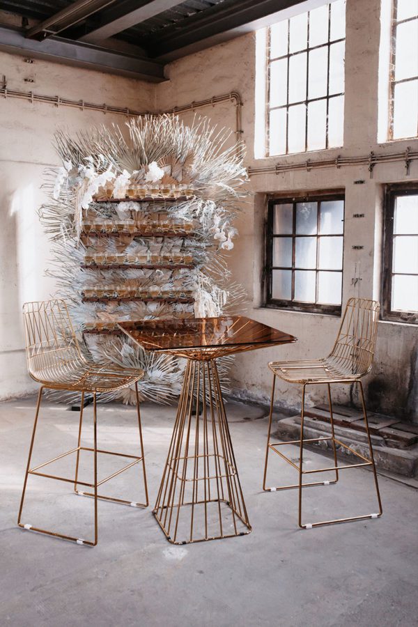 Wire Bar Table in gold Stehtisch
