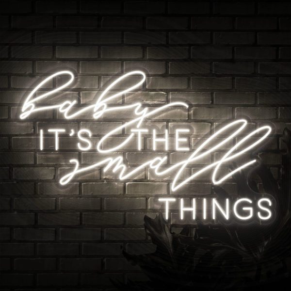 Neon Schriftzug "Baby it's the small things"