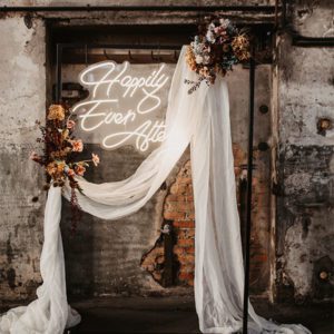 Neon Schriftzug "Happily Ever After"