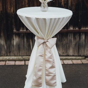 Stehtisch mit Cocktailtischdecke Creme