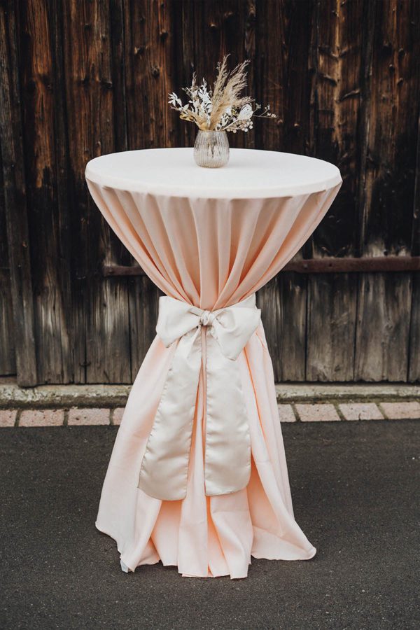 Bodenlange Cocktail-Tischdecke für den Stehtisch in blush