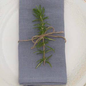 Leinenservietten in steingrau