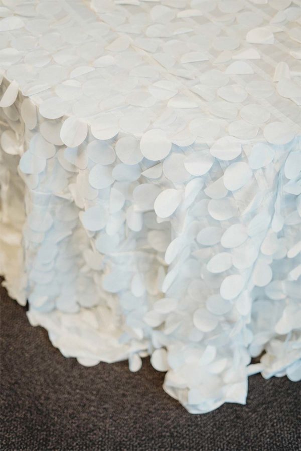 Rosenblätter-Tischdecke in creme
