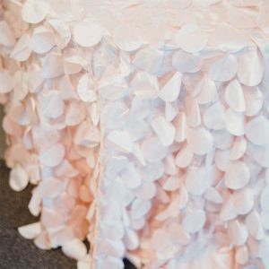 Rosenblätter-Tischdecke in rosé