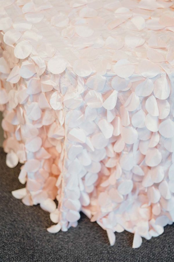 Rosenblätter-Tischdecke in rosé