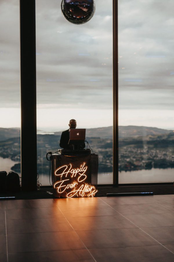Neon Schriftzug "Happily Ever After" – Bild 4