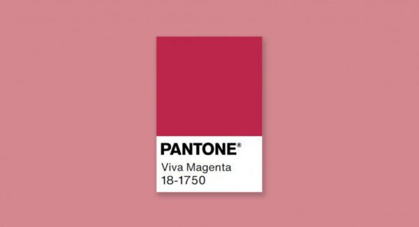 Leinenservietten in Viva Magenta, color of the year 2023