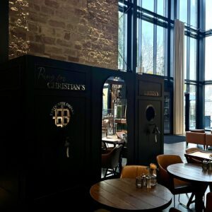 Escort Wall in schwarz 300x220cm