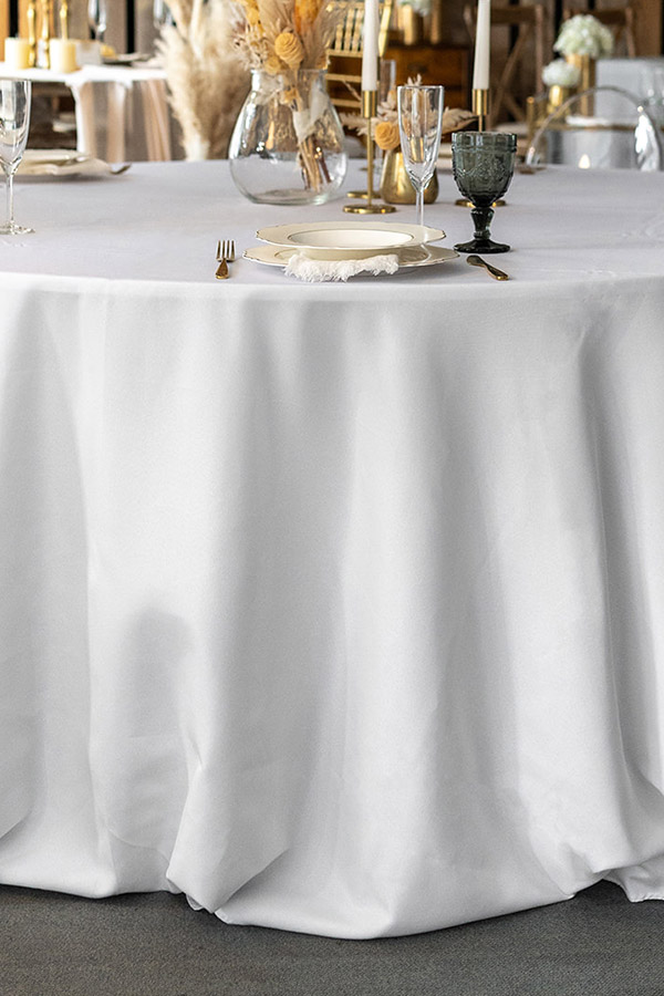 Runde Tischdecke in weiß | ⌀ 360 cm - VonRock Eventverleih | Möbel & Co  mieten in Deutschland & Schweiz