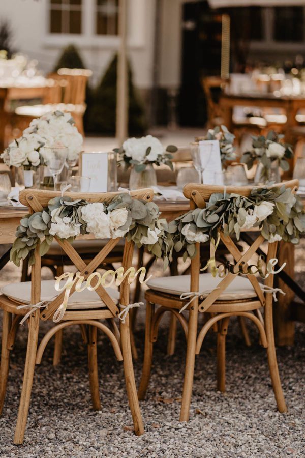 Cross Back Chairs in Holzoptik im Eventverleih mieten in Freiburg, NRW und der Schweiz - Besonders für Outdoor-Hochzeiten geeignet