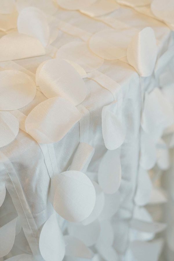 Rosenblätter-Tischdecke in creme – Bild 2