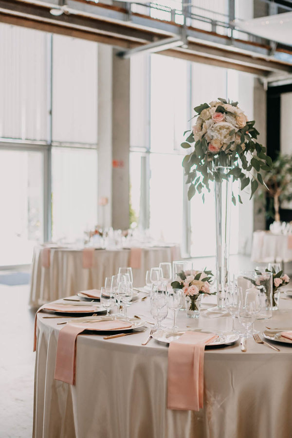 Runde Tischdecke in Satin Champagner online mieten für Hochzeiten & Events