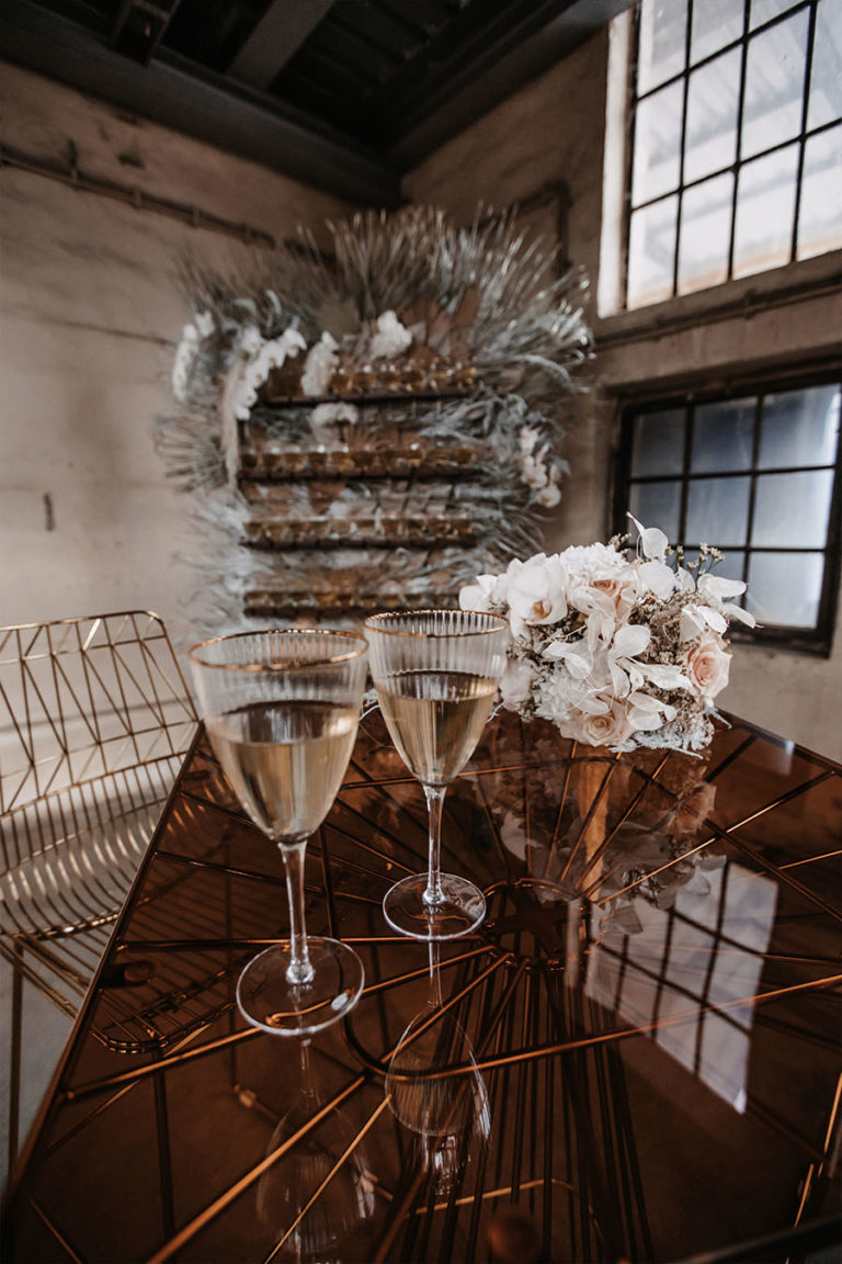 Wire Bar Table in gold Stehtisch VonRock Eventverleih